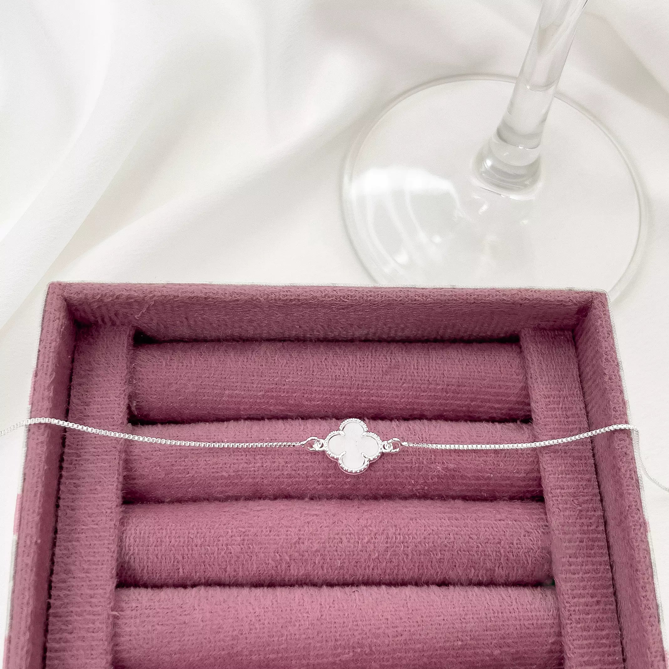 Colar Trevo Madrepérola